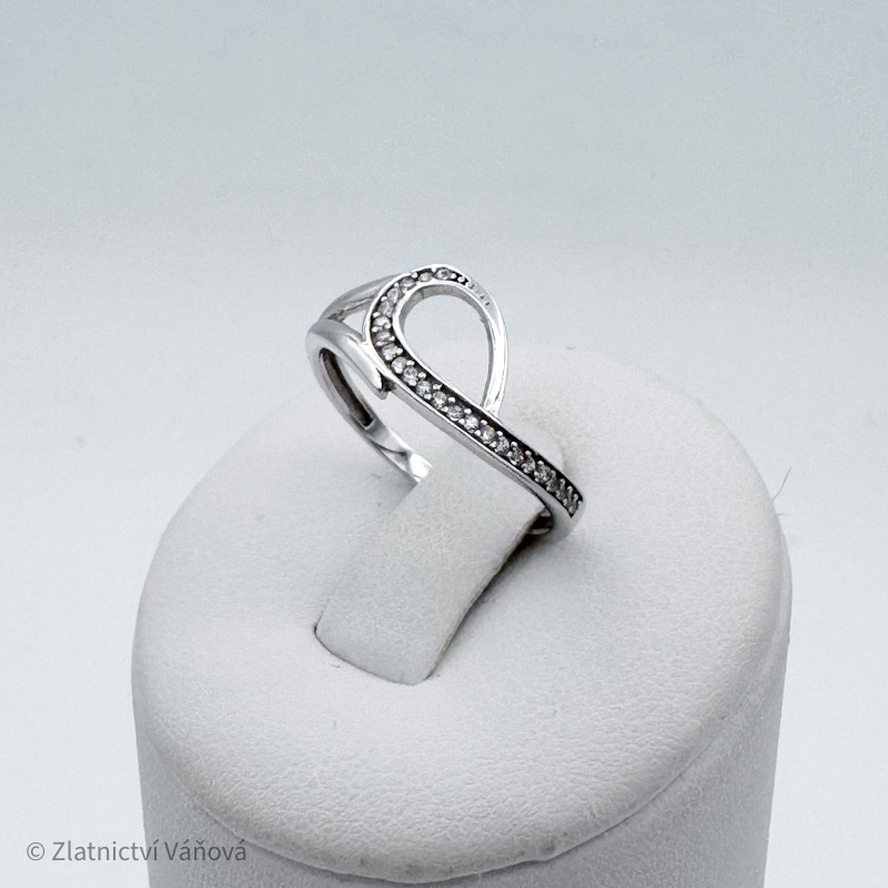 Bílé zlato prsten se zirkony